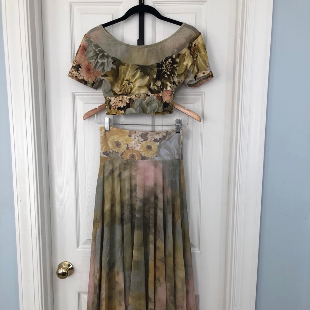 Dancer’s floral outfit w/midriff top
